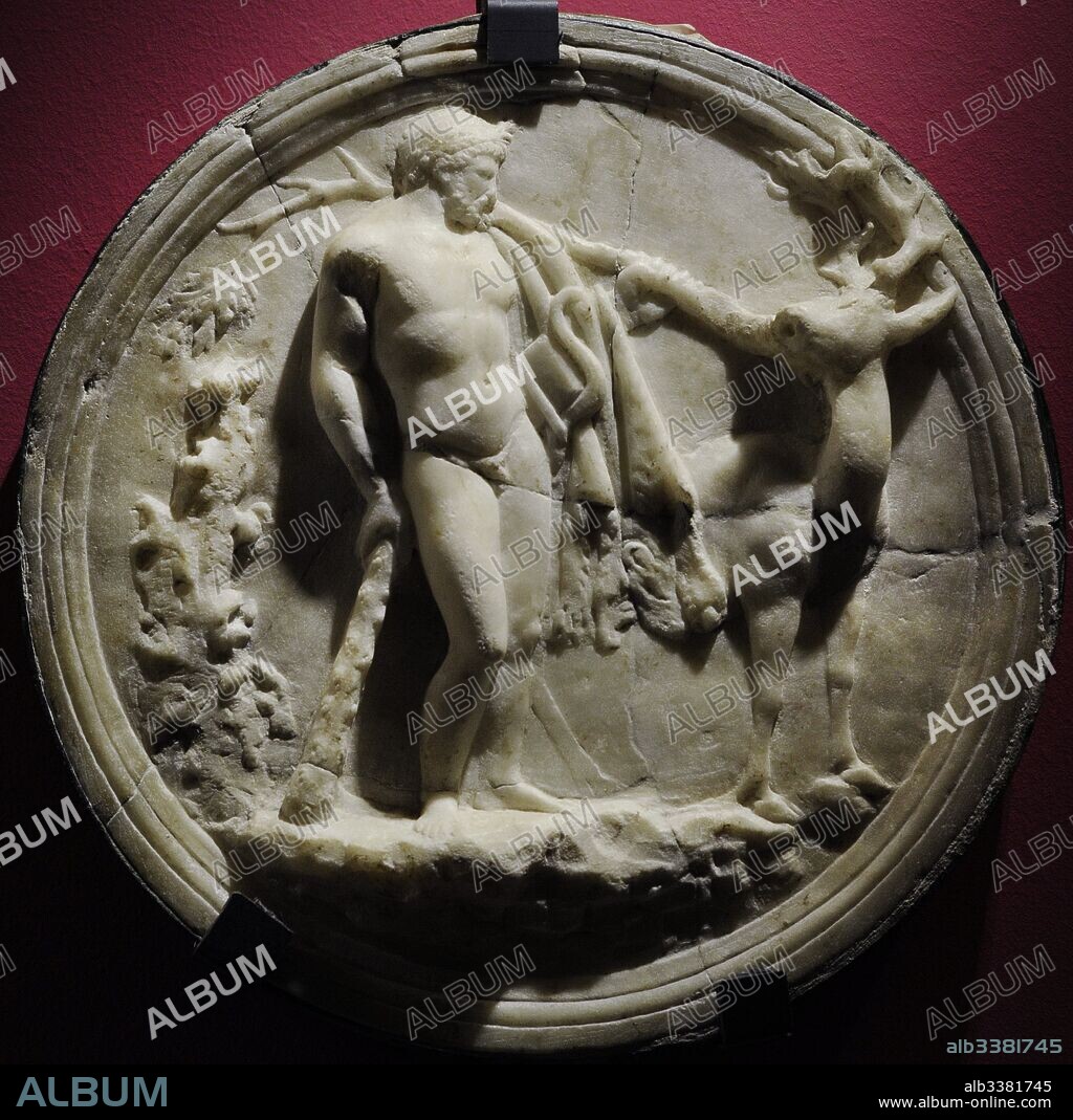 Oscillum con la representación de Hércules y la cierva de Cerinea (Trabajos de Hércules). Finales del siglo I a. C. Procede de Pompeya, Italia. Mármol. Museo Arqueológico Nacional. Nápoles. Italia. Oscillum depicting Heracles and the Ceryneian hind. Late 1st century BC. From Pompeii. Marble. National Archeological Museum. Naples. Italy.