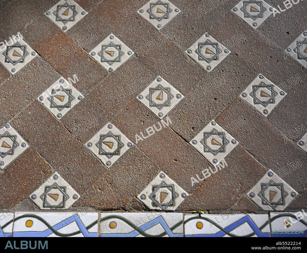 España. Castilla-La Mancha. Toledo. Sinagoga de Santa Maria la Blanca. En 1180 la comunidad judía de Toledo financió la edificación del templo en estilo mudéjar, trabajos que llevaron a cabo constructores musulmanes. Detalle del pavimento del suelo, decorado con mosaico cerámico.