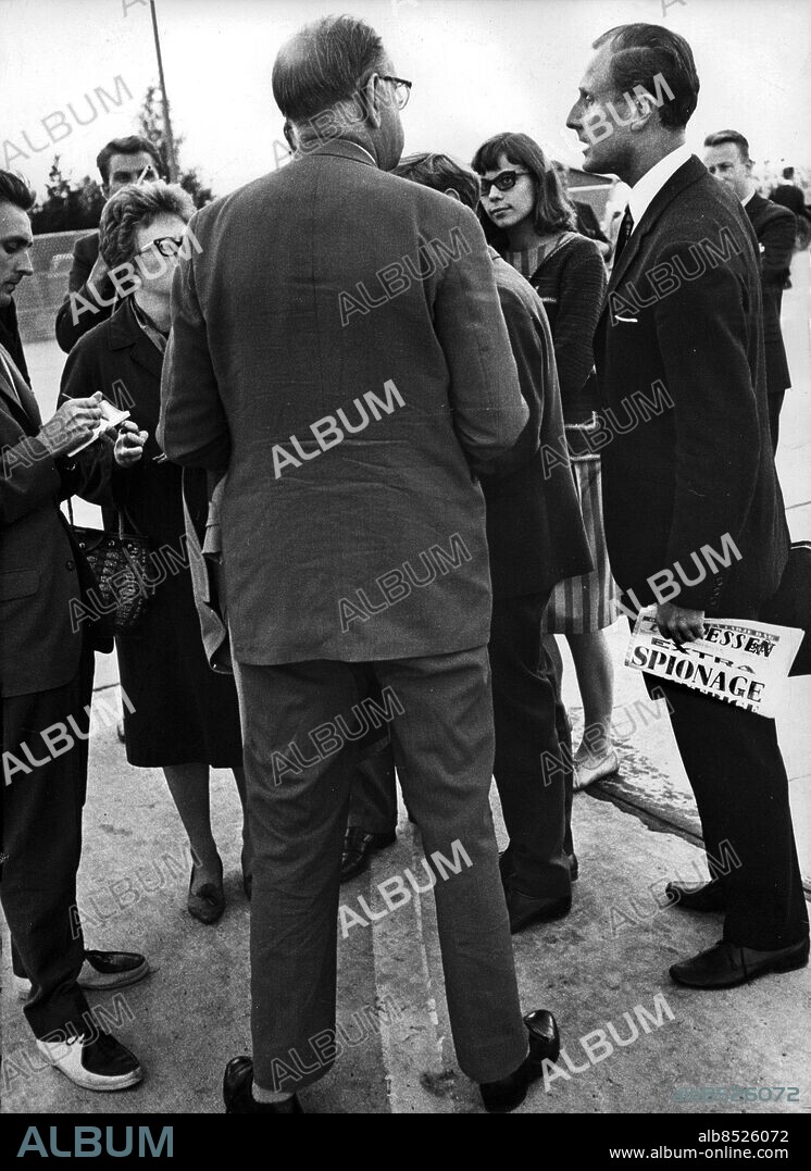 ARLANDA 1963. Diplomaten Sverker Åström till höger informerar statsminister Tage Erlannder i mitten om Wennerström-affären, efter Erlanders ankomst till Sverige från semestern. Foto: Lars Nyberg Kod: 34 . COPYRIGHT SCANPIX SWEDEN.