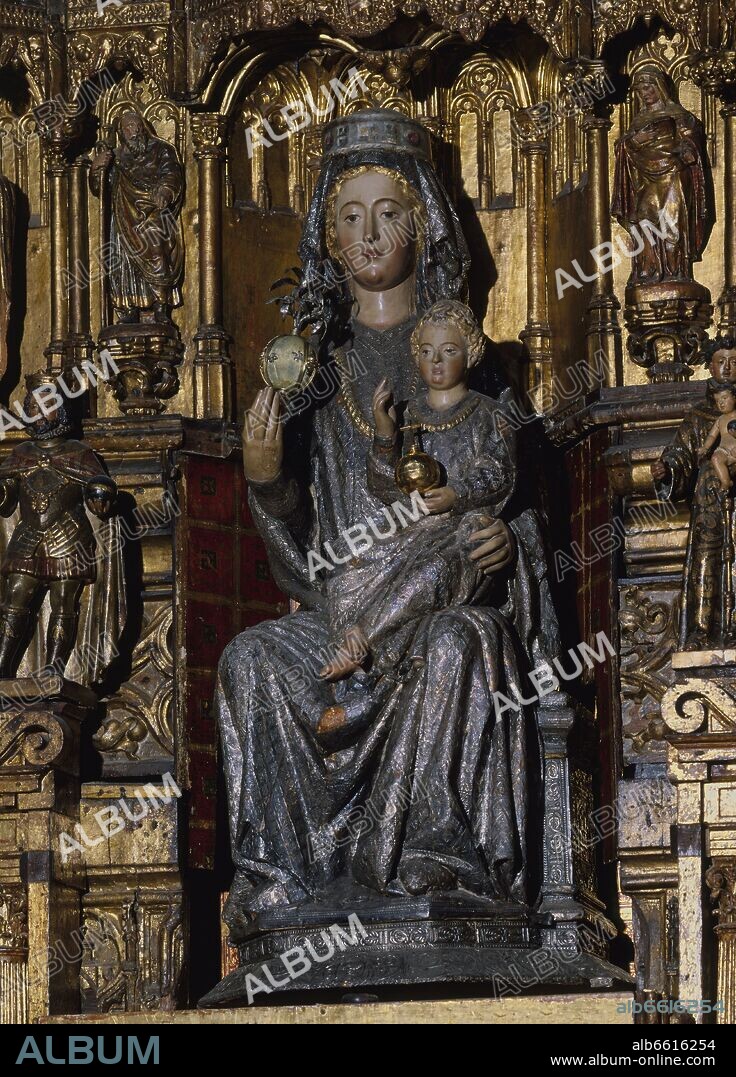 VIRGEN DE LA SEDE SITUADA EN LA HORNACINA CENTRAL DEL RETABLO DE LA CAPILLA MAYOR DE LA CATEDRAL DE SEVILLA - SIGLO XIII - REHECHA POR SANCHO MUÑOZ.