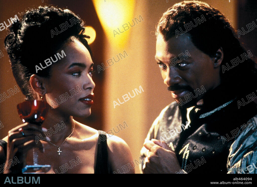ANGELA BASSETT and EDDIE MURPHY in VAMPIRE IN BROOKLYN, 1995, directed by WES CRAVEN. Copyright PARAMOUNT PICTURES.