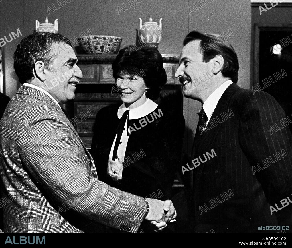 ARKIV STOCKHOLM 19821209 - Författaren Gabriel Garcia Márquez hälsar på författaren Régis Debray vid Nobelprisutdelningen 1982. I bakgrunden Danielle Mitterand, gift med den franske presidenten.. Foto: Jan Collsiöö Kod: 1001. COPYRIGHT SCANPIX SWEDEN.