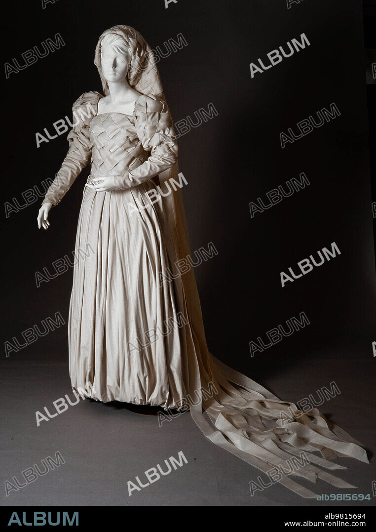 Vestido de novia diseñado por Margarita Nuez, 1982. Museu Textil i d'Indumentaria de Barcelona.
