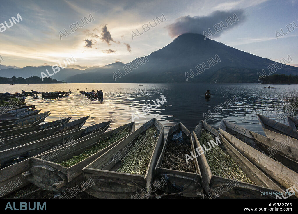 canoas varadas en el lago Atitlán frente al volcan San Pedro, Santiago Atitlan, departamento de Sololá, Guatemala, Central America.