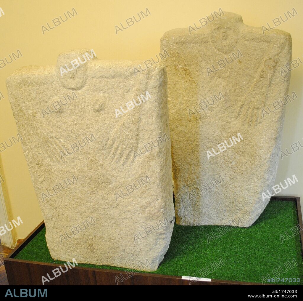 ARTE PREHISTORICO. PENINSULA DE CRIMEA. CULTURA DE YAMNA. o "Cultura de los sepulcros". Una de las últimas culturas del final de la Edad del Cobre (Era Calcolítica) y comienzos de la Edad de Bronce. Area esteparia de Europa oriental. Activa del S. XXXVI-XXIII a. C. Estelas de piedra grabadas o menhires, localizados en tumbas secundarias Yaman. Fechados hacia el II Milenio A. C. Museo Arqueológico de Kerch. República Autónoma de Crimea. Ucrania.