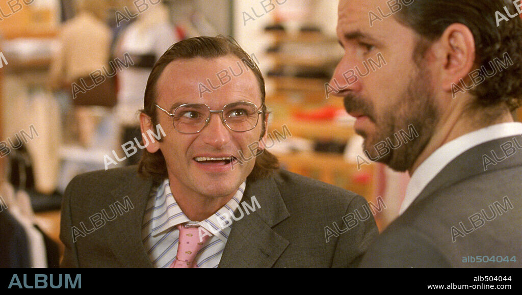 FERNANDO TEJERO y GUILLERMO TOLEDO en CRIMEN FERPECTO, 2004, dirigida por ALEX DE LA IGLESIA. Copyright PANICO FILMS.