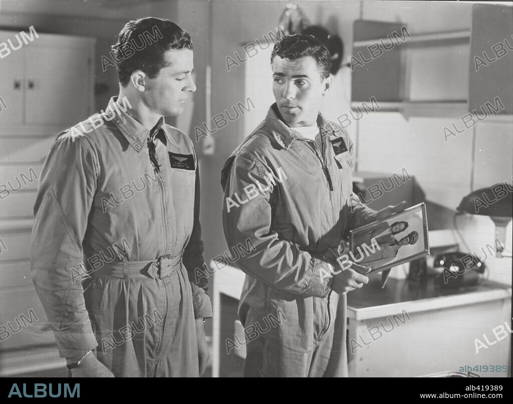 DANA ANDREWS y WILLIAM EYTHE en ALAS Y UNA PLEGARIA, 1944 (A WING AND A PRAYER), dirigida por HENRY HATHAWAY. Copyright 20TH CENTURY FOX.