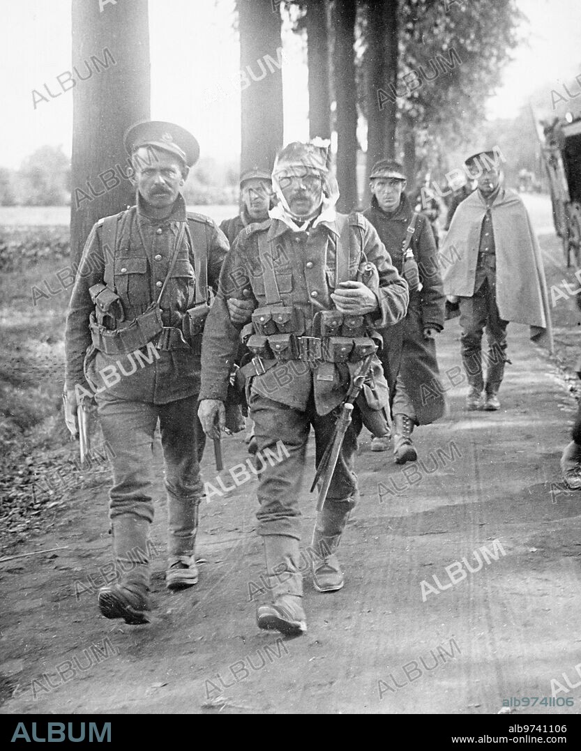 Octubre 1914. De los Combates de Amberes. Traslado al hospital de sangre de un soldado inglés herido.