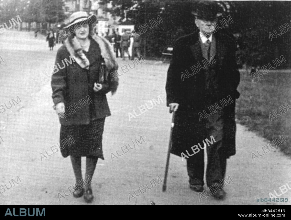 Göteborg omkring 1940 - 'Dalten' (Martin Tengby 1857-1944) på promenad i Slottsskogen med hushållerskan Tea -. Martin bodde på Snickargatan med hustrun Matilda (1852-1937), som kallades Dalta och de levde ett snålt liv. De hade emellertid gott om pengar och ägde bl.a. stenhuset i hörnet Övre Husargatan-Nordensköldsgatan i Linnéstaden - *** Local Caption *** . KAMERAREPORTAGE.