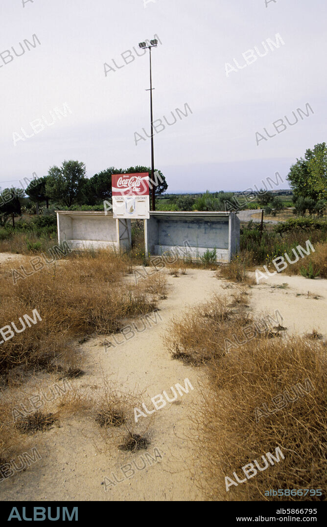 cerca de Palau Saverdera (Alt Empordà) (53), campo de futbol abandonado.