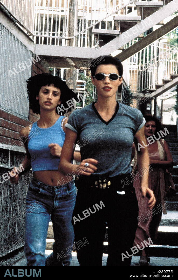 ANA ALVAREZ y PENELOPE CRUZ en BRUJAS, 1996, dirigida por ALVARO FERNANDEZ ARMERO. Copyright ENRIQUE CEREZO PRODUCCIONES.