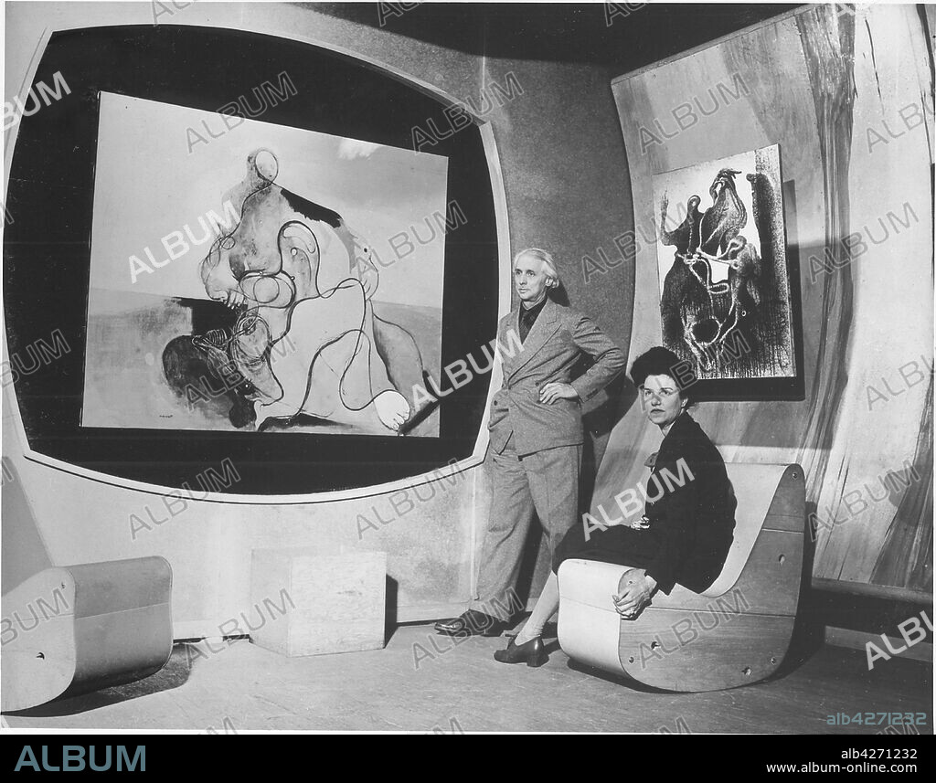 ANONYME et MAX ERNST. Peggy Guggenheim and Max Ernst in The Art of This Century gallery, New York.