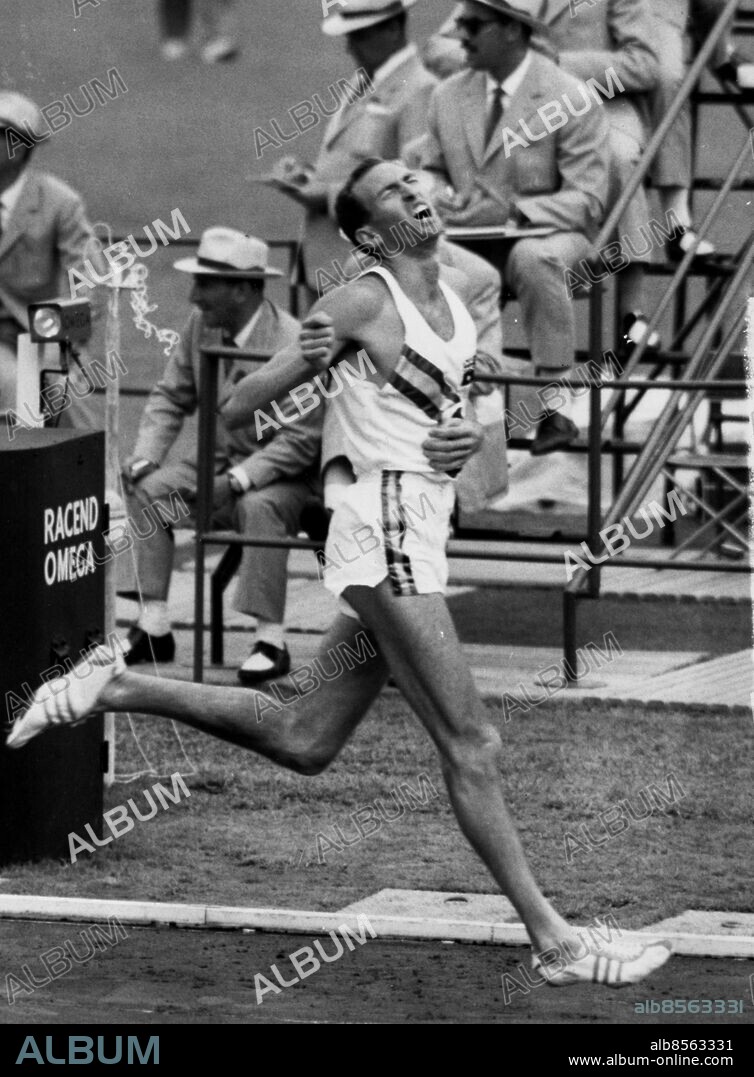 ARKIV 1960 - Australiensaren Herbert Elliot vinner finalen pÂ 1500 meter i OS i Rom 1960 pÂ världsrekordtiden 3.35,6. OS var en av de främsta vid detta OS som slog rekord i antal l deltagare: 5348, varav 610 var kvinnor. Det tävlades i 150 grenar i 18 sporter. Foto:UPI Kod: 450 . COPYRIGHT SCANPIX SWEDEN.