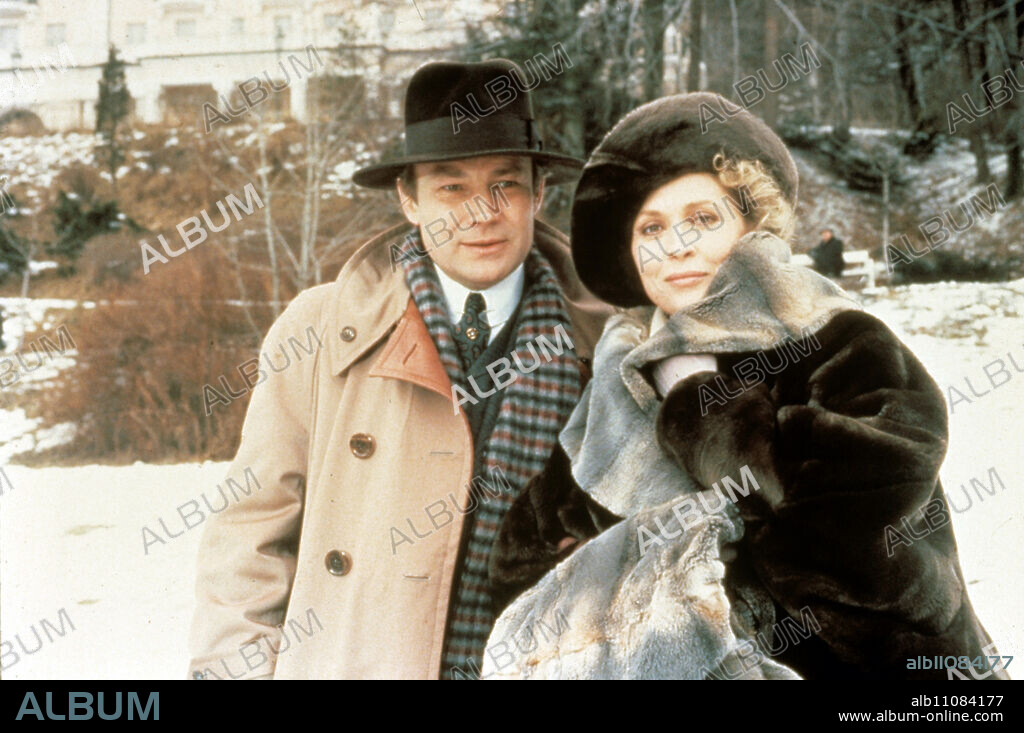 BURNING SECRET / Burning Secret BRD /GB 1988 / Andrew Birkin The brief passionate encounter between an Austrian baron (KLAUS MARIA BRANDAUER) and the wife (FAYE DUNAWAY) of an American diplomat disturbs the feelings of a 12-year-old who feels betrayed by the baron's feigned friendship... Box / Headline: BURNING SECRET / BRD/GB 1988.