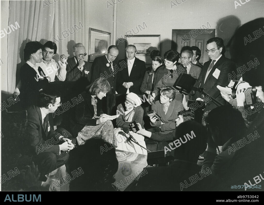 Madrid, 5/23/1983.- Mother Teresa of Calcutta surrounded by journalists after the conference she gave at the Ateneo de Madrid. He visited our country, from Italy, to close the First International Meeting for the Defense of Life, organized by the Family Action Association.