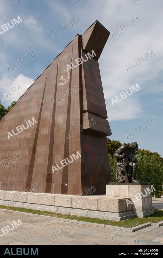 ALEMANIA. BERLIN. Vista parcial del MEMORIAL SOVIETICO A LA GUERRA (SOWJETISCHES EHRENMAL) (1949) en el PARQUE TREPTOWER, erigido en homenaje a los soldados soviécos de la Armada Roja que combatieron en la Batalla de Berlín (abril-mayo de 1945) durante la Segunda Guerra Mundial. Obra del arquitecto ruso Yakov BELOPOLSKY.