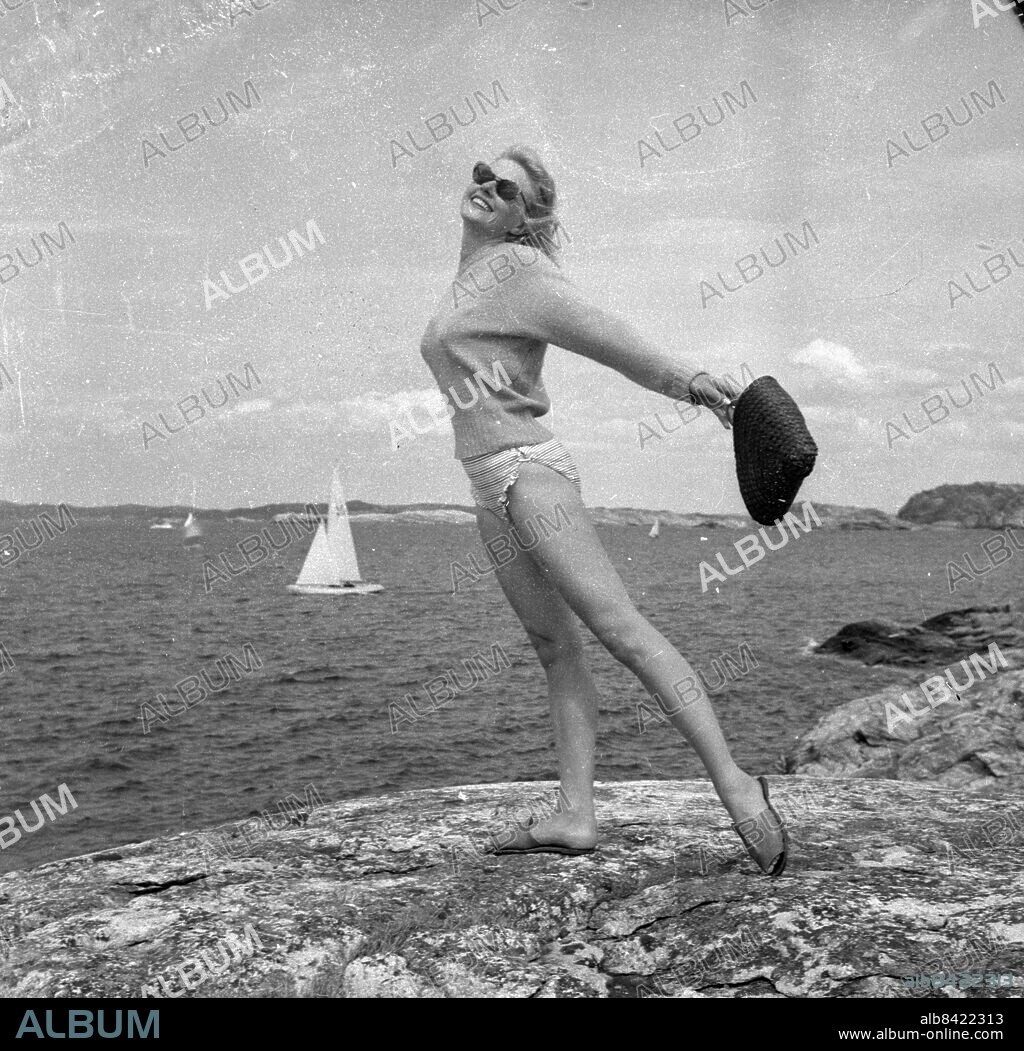 Göteborg - omkring 1955 - En riktig pinuppa påminnande om Anita Ekberg poserar på en klippa vid havet - *** Local Caption *** GT Låda Krep 2014-02. KAMERAREPORTAGE.
