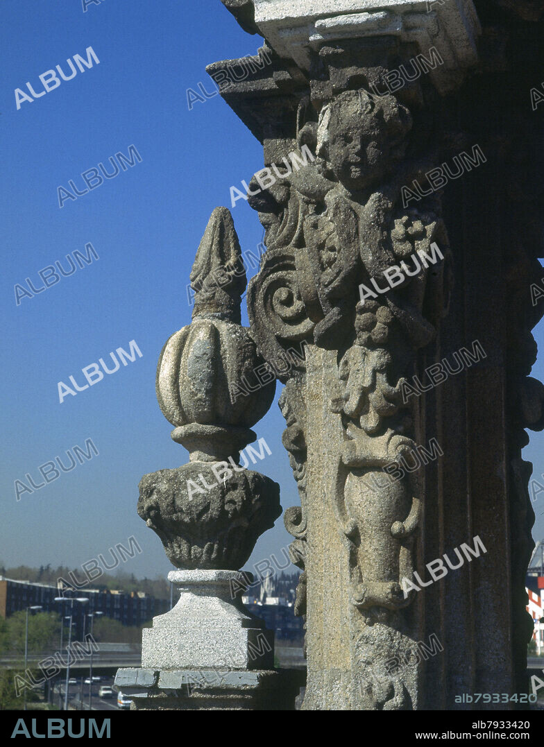 JUAN ALONSO VILLABRILLE Y RON (1663-1732) JUAN RON. PUENTE DE TOLEDO - HORNACIA DE SAN ISIDRO - DETALLE LATERAL Y PINACULO - FOTO AÑOS 90.