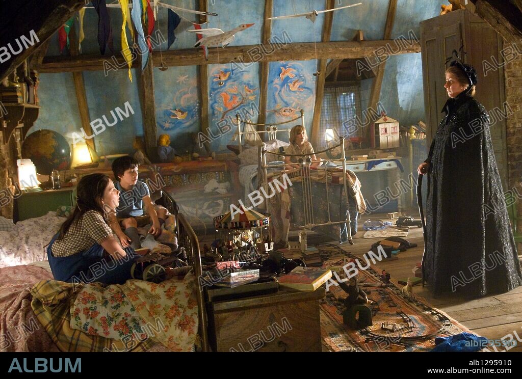 ASA BUTTERFIELD, EMMA THOMPSON, LIL WOODS and OSCAR STEER in NANNY MCPHEE AND THE BIG BANG, 2010, directed by SUSANNA WHITE. Copyright UNIVERSAL PICTURES.