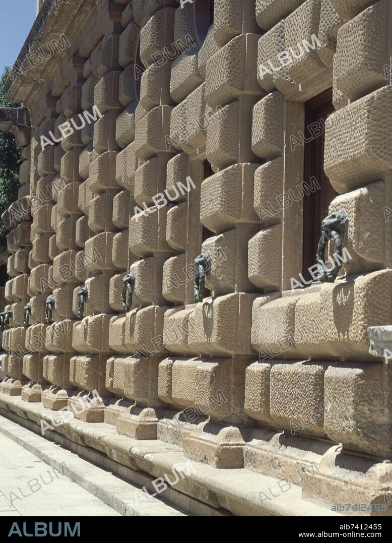 PALACIO CARLOS V - ALMOHADILLADO DE LA FACHADA Y ARGOLLAS.