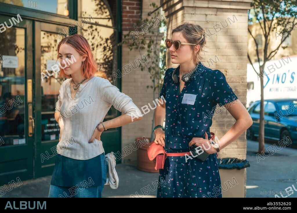 GRETA GERWIG and SAOIRSE RONAN in LADY BIRD, 2017, directed by GRETA GERWIG. Copyright SCOTT RUDIN PRODUCTIONS.