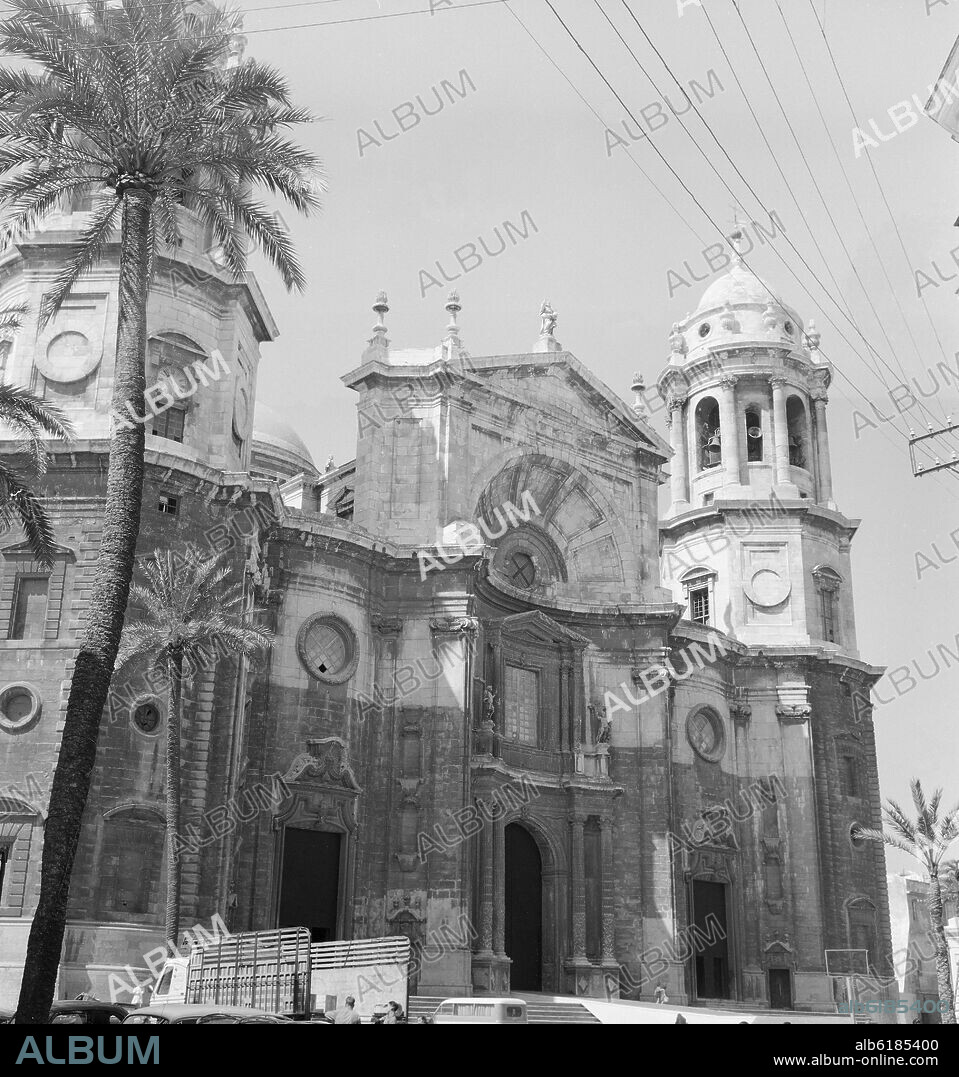 VICENTE ACERO (1675-1739). FACHADA PRINCIPAL DE LA CATEDRAL DE CADIZ - SIGLO XVIII/XIX - TRANSICION BARROCO NEOCLASICO - FOTOGRAFIA EN BLANCO Y NEGRO - AÑOS 50.