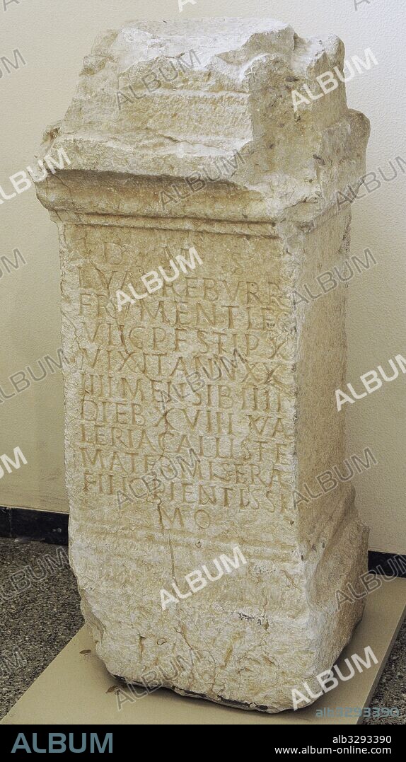 Ara funeraria dedicada a Lucius Valerius Reburrus, que murió a los 24 años, 4 meses y 19 días. Frumentarius de la legión VII gémina. Dedicada por su madre Valeria Calliste. Siglo III d. C. Museo Nacional Arqueológico. Tarragona, Cataluña, España. Altar stone consecrated to Lucius Valerius Reburrus, dead at 24 years ago, 4 months, 19 days. Frumentarius from Legio VIII Gemina, Tarraco. By Valeria Calliste (mother). 3rd century AD. National Archaeological Museum, Tarragona. Spain.
