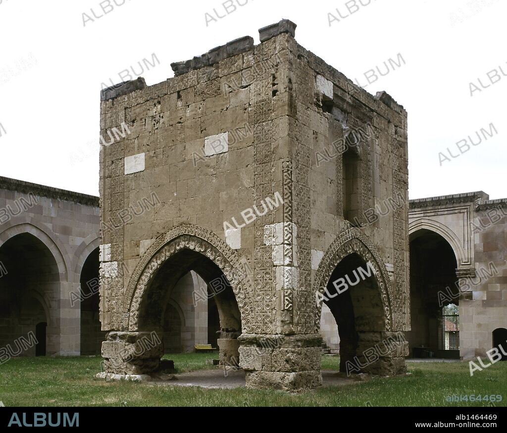 ARTE ISLAMICO. EPOCA SELYUCIDA. TURQUIA. CARAVASAR DE SULTANHANI. Erigido entre 1232 y 1236 en la ruta de Konya a Persia (Ruta de la Seda). Vista parcial del patio del Caravasar o "han". Península Anatólica.