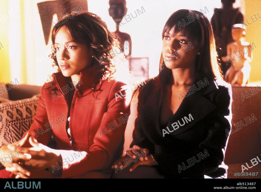 DANIA RAMIREZ and KERRY WASHINGTON in SHE HATE ME, 2004, directed by SPIKE LEE. Copyright SONY PICTURES CLASSICS / LEE, DAVID.