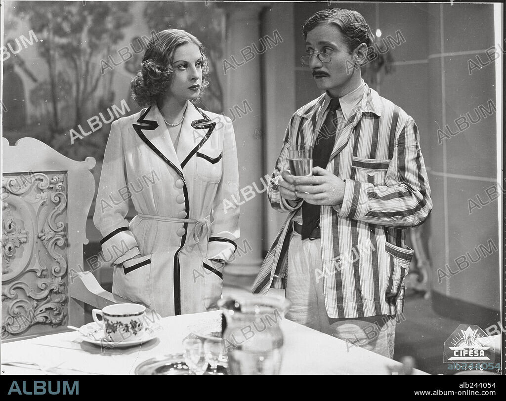 ANTONIO VICO and MARY SANTAMARIA in EL DIFUNTO ES UN VIVO, 1956. Copyright I.F.I. PRODUCCION Y ESTUDIOS.