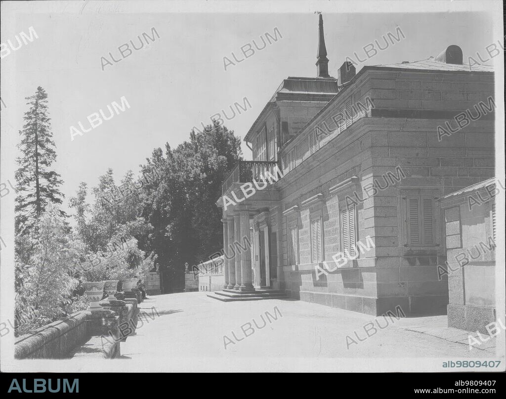 San Lorenzo del Escorial (Madrid), 1900. Fachada de la Casita del Príncipe o Casita de abajo, residencia de la Familia Real española en El Escorial.