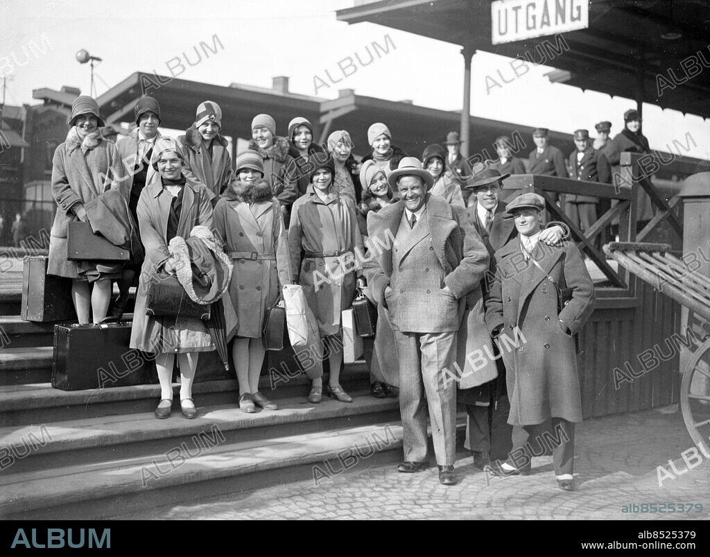 Göteborg - 1929-04-10 - Revystjärnan Ernst Rolf med sällskap anländer med tåg - bredvid i mörk hatt Tutta Rolf *** Local Caption *** Låda 1929-02. KAMERAREPORTAGE.