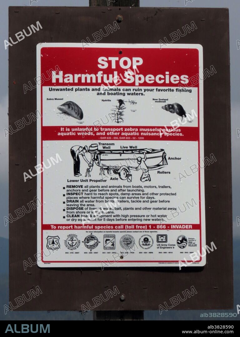 Warning sign listing various aquatic invasive species of concern and boat-cleaning instructions at Diamond Lake, Oregon, USA.