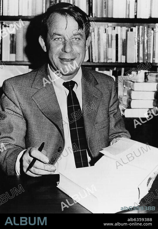 Lenz, Siegfried; Schriftsteller; Lyck (Ostpreußen) 17.03.1926 - Hamburg 07.10.2014. Siegfried Lenz während einer Signierstunde in einer Hamburger Buchhandlung. Foto, Oktober 1973.