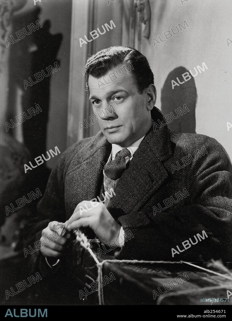 JOSEPH COTTEN in THE THIRD MAN, 1949, directed by CAROL REED. Copyright LONDON FILMS.