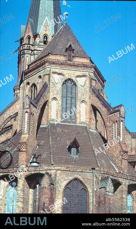 Lüneburg (Niedersachsen), St. Nikolai (1. Hälfte 15. Jahrhundert). Chor von Osten. Foto, 1991.