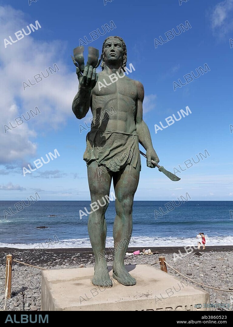 Bronze statue, monument to the Guanche warrior, Hautacuperche, La Gomera, Valle Gran Rey, Canary Islands, Spain