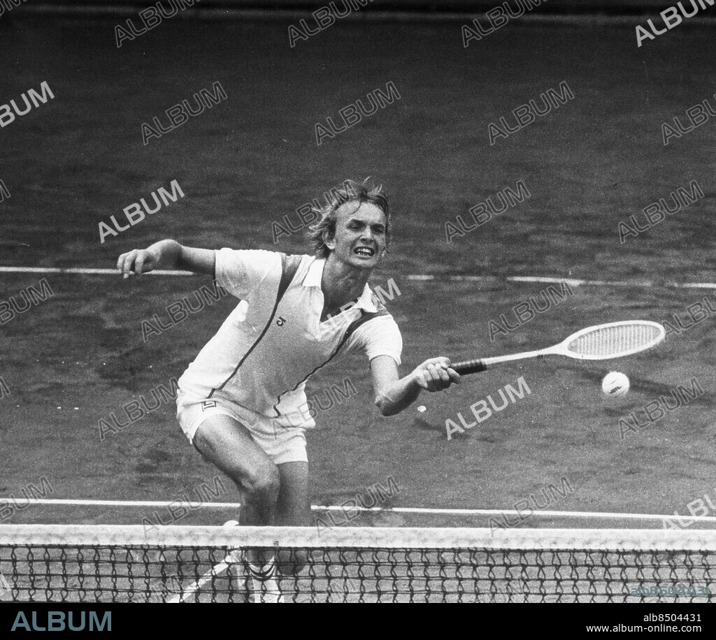 BÅSTAD 19750921 . "Bragd-Birger", Birger Andersson i aktion mot Chile i Båstad 1975. Foto Jan Collsiöö code 1001. COPYRIGHT PRESSENS BILD.