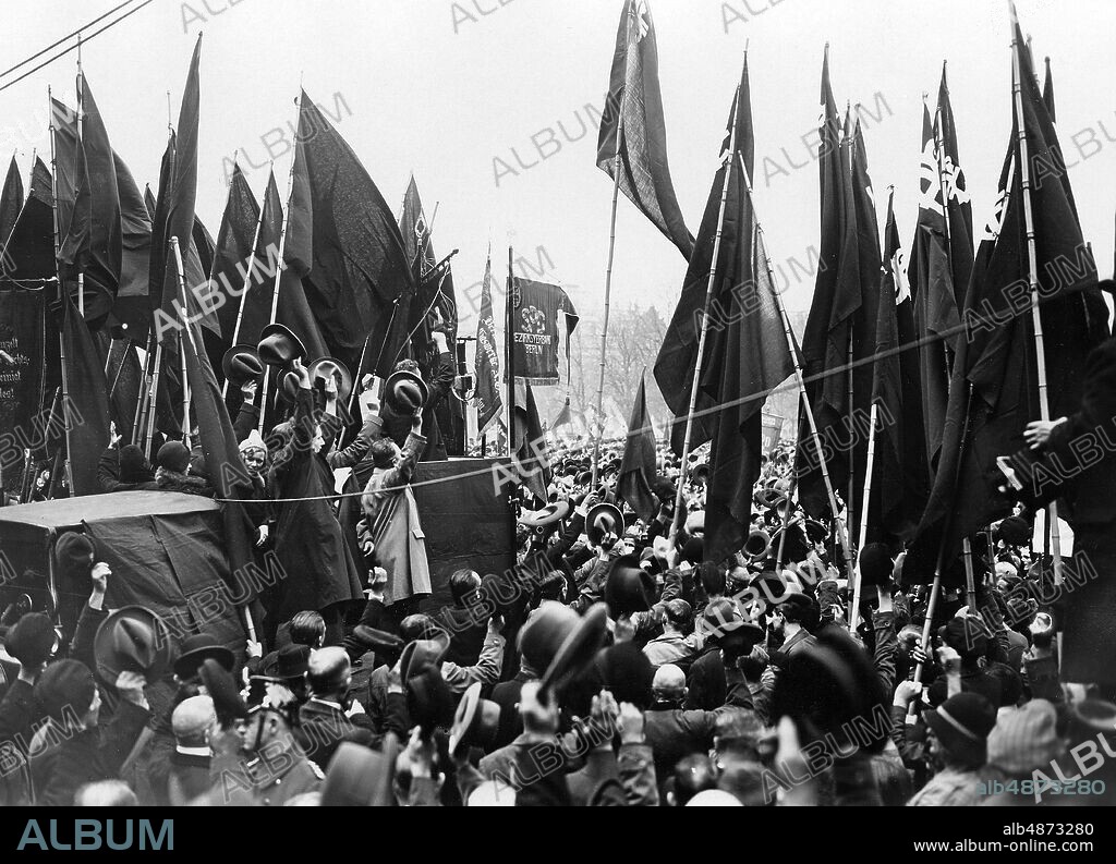 BERLIN 1931-05-01 MAY 1 IN BERLIN. The free trade unions with their flags in the amusement park. Photo: Atlantic Photo-Gesellschaft / AB Text & Bilder / SVT / Code: 5600 Folder: 1 May in Berlin - 1932 2694 A1 Not. 1931 Banners Congestion sites: BERLIN; GERMANY.
