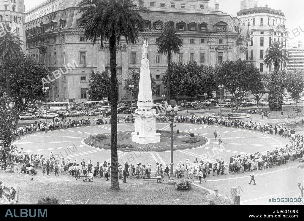 Ronda de Madres de Plaza de Mayo, circa 1979. Colección fotográfica Carmen Lapacó.