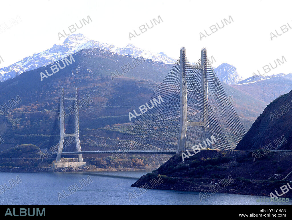 CARLOS FERNANDEZ CASADO (1905-1988). PUENTE SOBRE EL EMBALSE DE BARRIOS DE LUNA - CARRETERA NACIONAL LEON-ASTURIAS - FOTO AÑOS 90.
