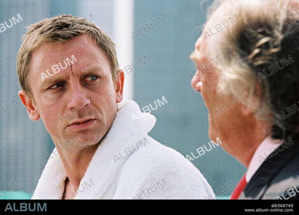 DANIEL CRAIG y MICHAEL GAMBON en LAYER CAKE-CRIMEN ORGANIZADO, 2004 (LAYER CAKE), dirigida por MATTHEW VAUGHN. Copyright AFM LIGHTING LTD. / SMITH, DANIEL.