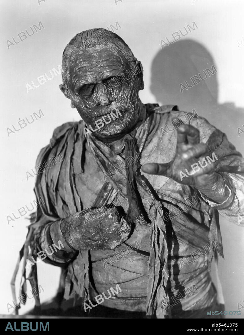 LON CHANEY JR. in THE MUMMY'S TOMB, 1942, directed by HAROLD YOUNG. Copyright UNIVERSAL PICTURES.