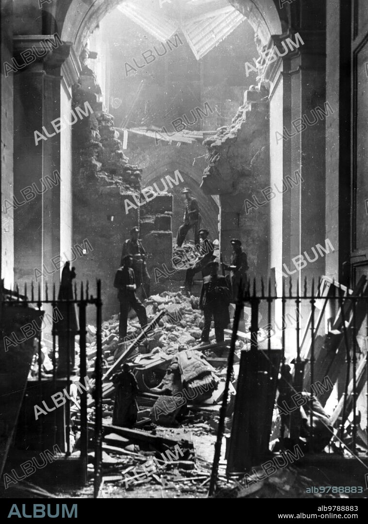 Asturias 1934. Entrada A la cámara santa de la catedral de Oviedo.