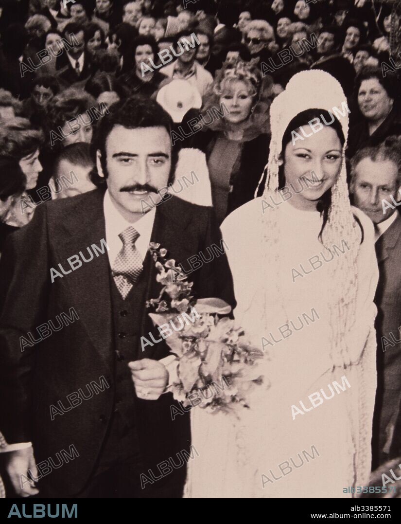 EL CANTANTE PEDRO PUBILL CALAF " PERET " DURANTE LA BODA DE SU HIJA.