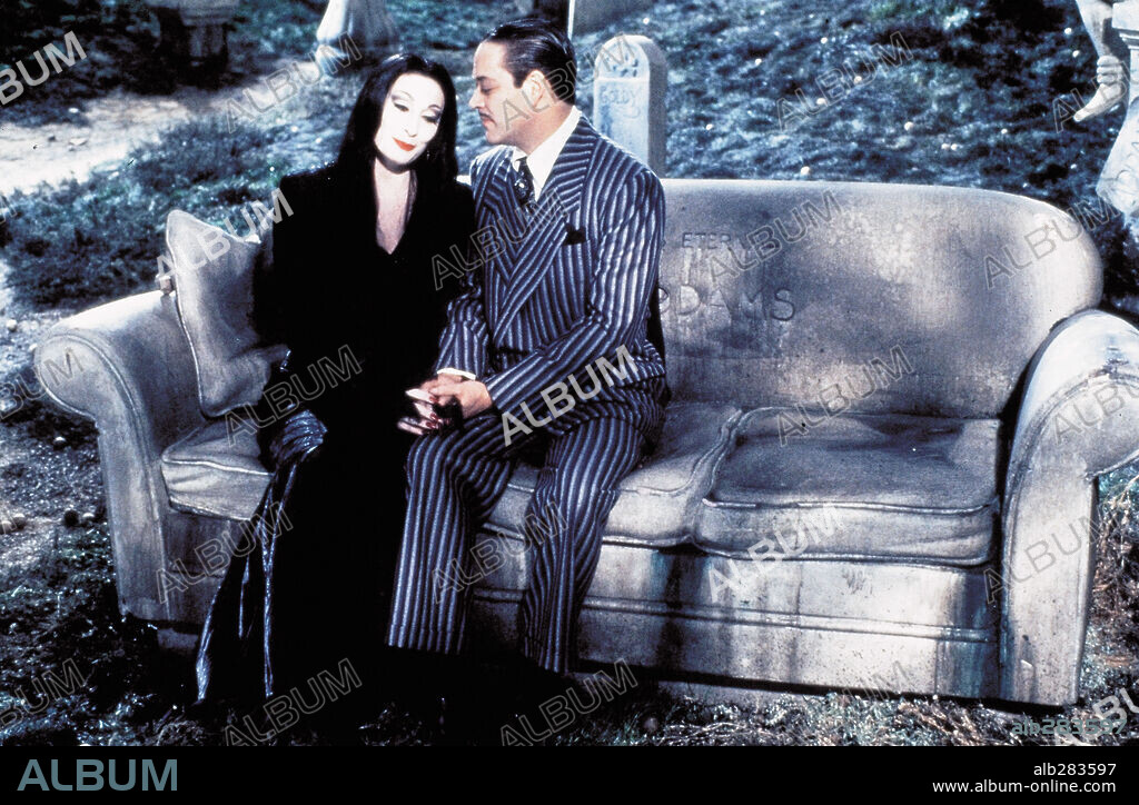 ANJELICA HUSTON and RAUL JULIA in THE ADDAMS FAMILY, 1991, directed by BARRY SONNENFELD. Copyright COLUMBIA PICTURES.
