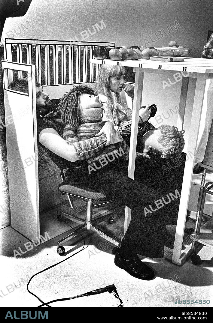 1973-10-25.. Inspelning av FEM MYROR ÄR FLER ÄN FYRA ELEFANTER. Barnprogram i TV.. Sänt första gången 1973-11-19.. Här ses dockspelarna Dennis Smith och Annty Landherr med dockorna Knysten och Fräs.. Foto: Bo-Aje Mellin / RiR / SVT / Kod: 5600. Reportage publ. i RiR 47/73 sid. 8 och 55.. RiR 21027 sv/v neg.