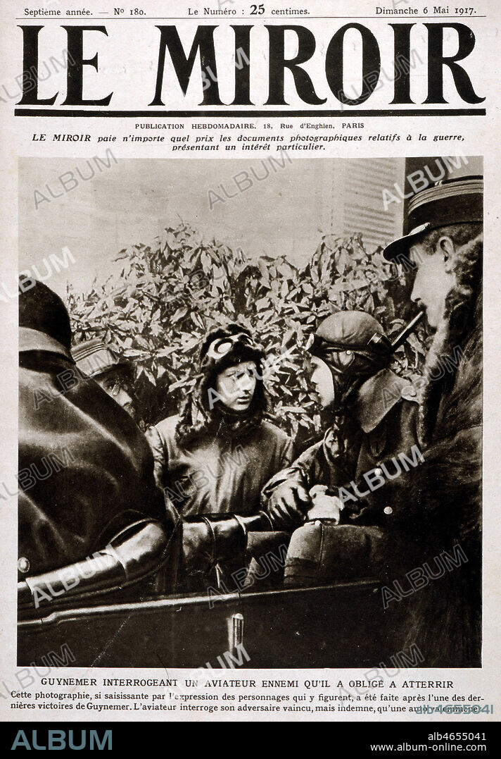 'GUYNEMER [Georges, 1894-1917] interrogeant un aviateur ennemi qu'il a oblige a aterrir', photographie en couverture du Miroir de 1917. Credit : Collection KHARBINE-TAPABOR.