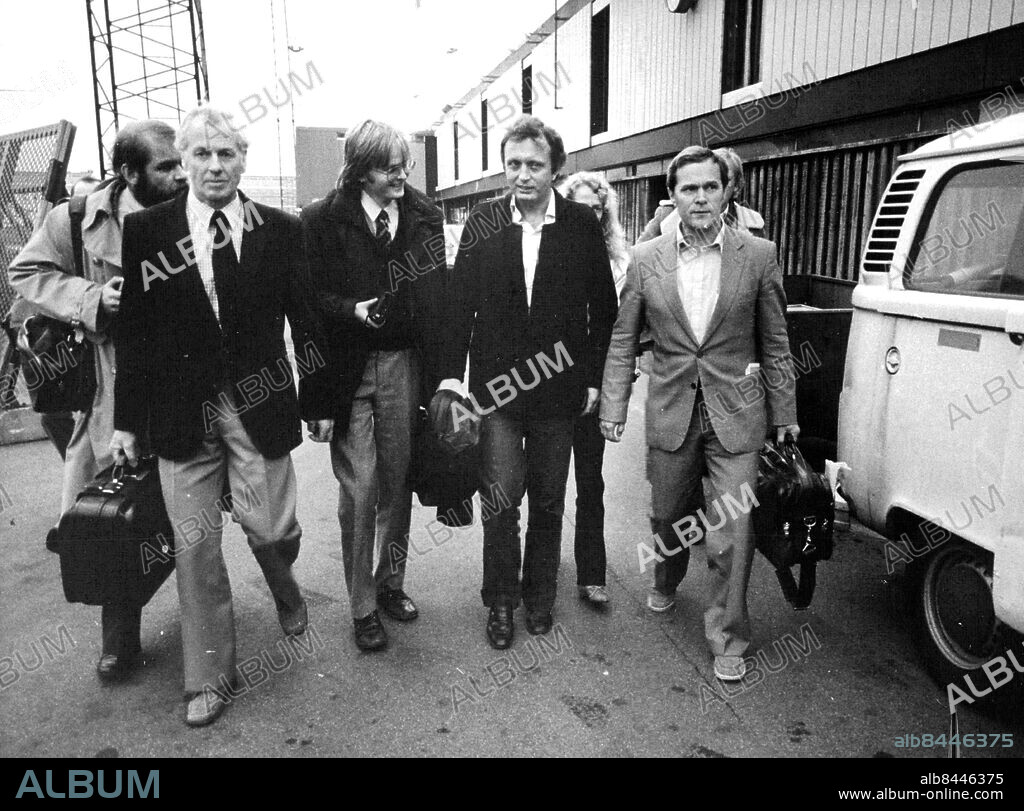 Stockholm 1981-10-19. Den norske oljemäklaren Finn Malmberg med hustrun Kari och medföljande polisman anländer till Arlanda efter utlämningen från Costa Rica. Växjö kommun utsattes för ett bedrägeri där en hög tjänsteman vid kommunens energiverk samarbetade med en norsk affärsman, Finn Malmberg, varvid 40 000 kubikmeter olja försvann. Foto: Peter Diedrich / SvD / TT / kod 12014.