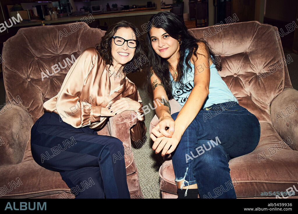 ALLY SHEEDY and SOFIA BLACK-D'ELIA in SINGLE DRUNK FEMALE, 2022, directed by KEITH POWELL and LESLYE HEADLAND. Copyright Freeform / Twentieth Television.